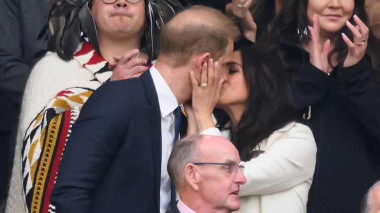 Prince Harry and Meghan Markle kissing at the Invictus Games