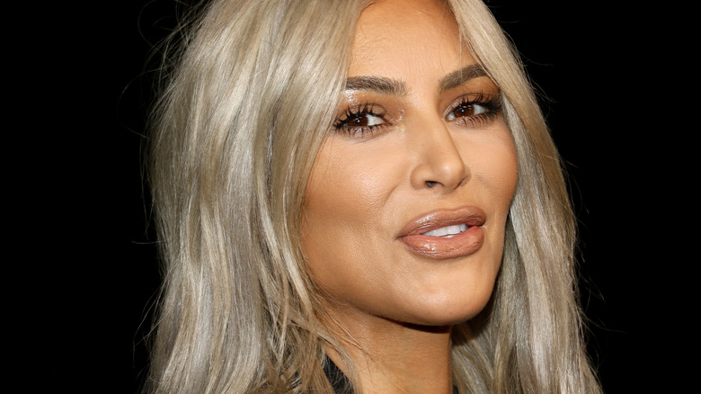 Kim kardashian with blonde hair talking 