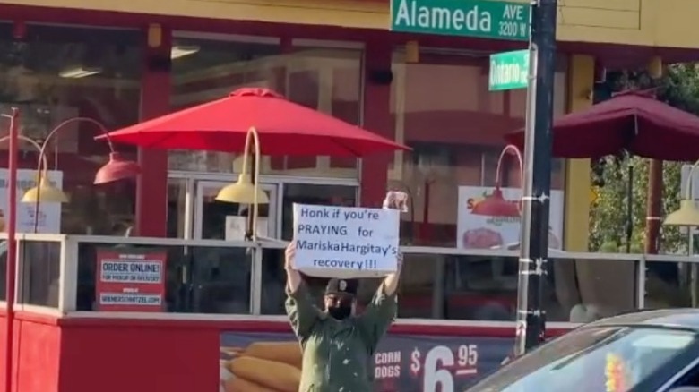 Melissa McCarthy in front of a Wienerschnitzel 