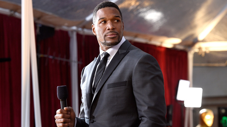 Michael Strahan red carpet mic 