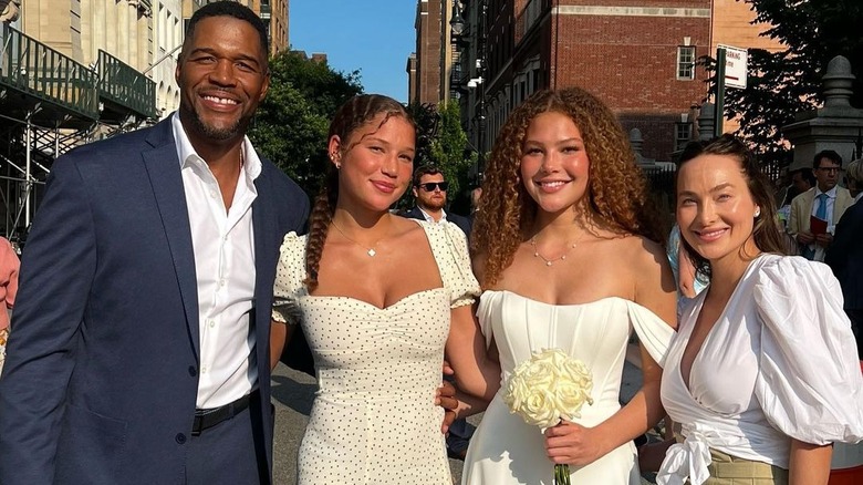 Michael Strahan with his twin daughters