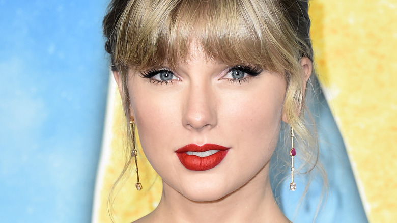 taylor swift red lip 