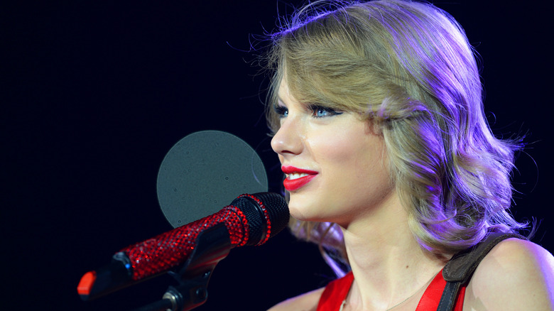 Taylor Swift singing red microphone