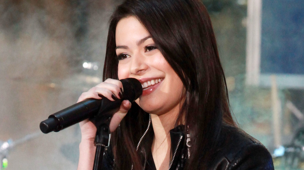 Miranda Cosgrove singing