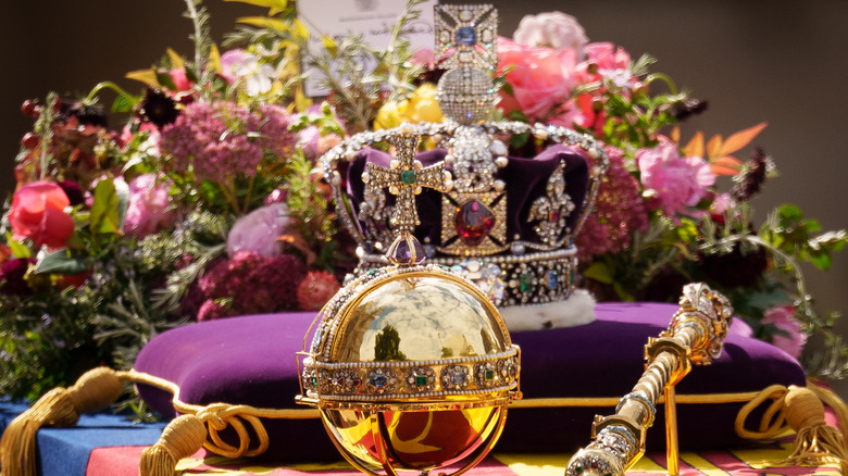 The Imperial State Crown, orb, and scepter lie on Queen Elizabeth's coffin