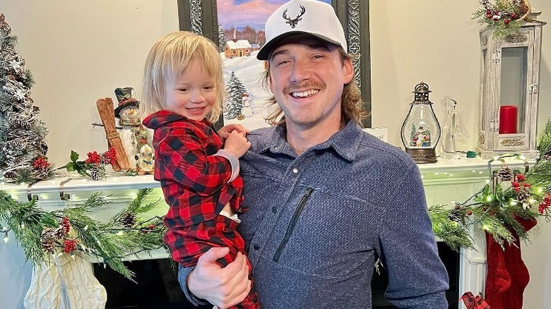 Morgan Wallen posing with his son