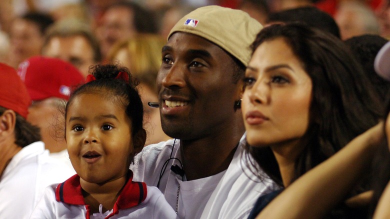 Natalia Bryant, Kobe Bryant and Vanessa Bryant at a game