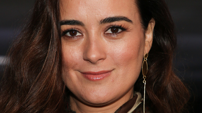 Cote De Pablo visiting "Extra" at Burbank Studios