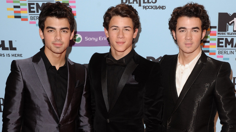 Joe, Nick, and Kevin Jonas posing