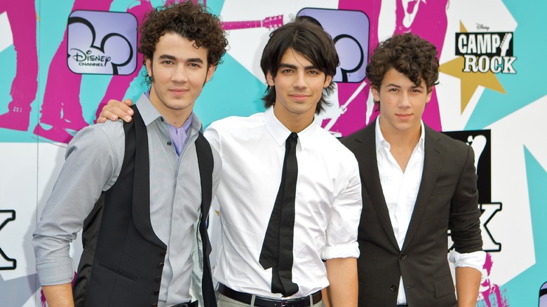 Kevin, Joe and Nick Jonas posing