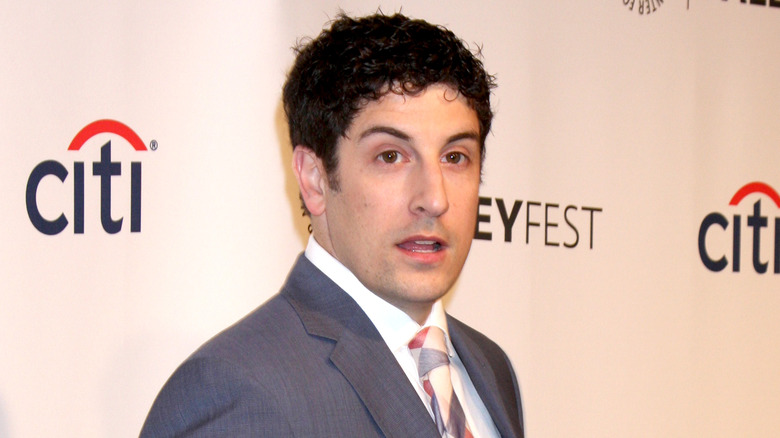 Jason Biggs posing