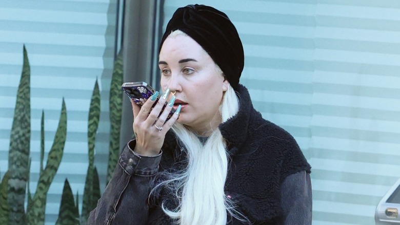 Amanda Bynes speaking into a cell phone