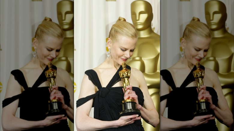 Nicole Kidman posing with her Oscar