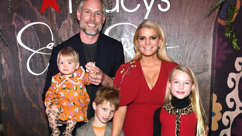 Jessica Simpson posing with her family 