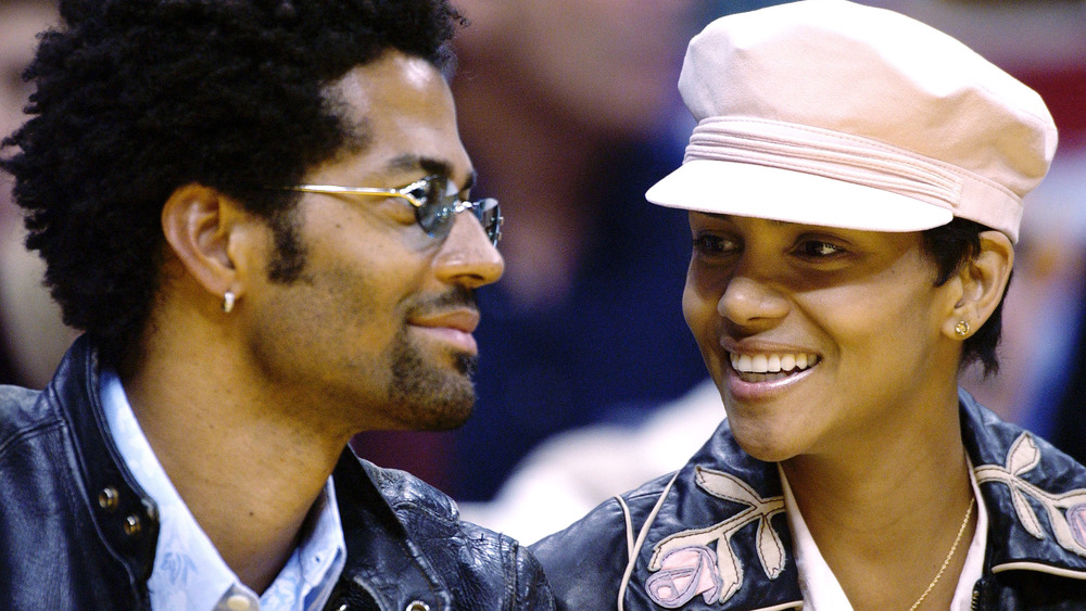 Halle Berry and Eric Benet looking at each other and smiling