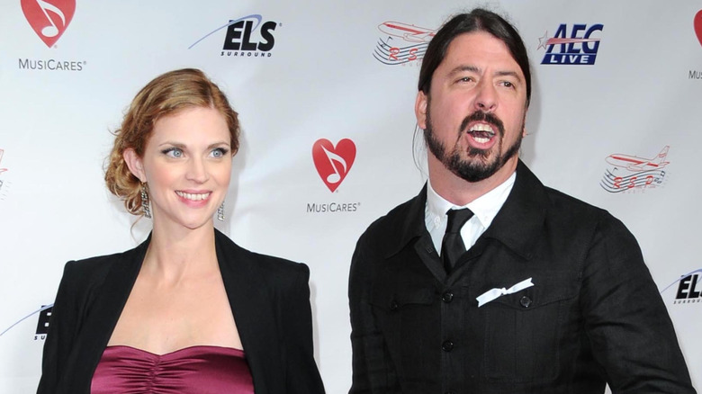 Dave Grohl and Jordyn Blum walking on a red carpet in 2009.