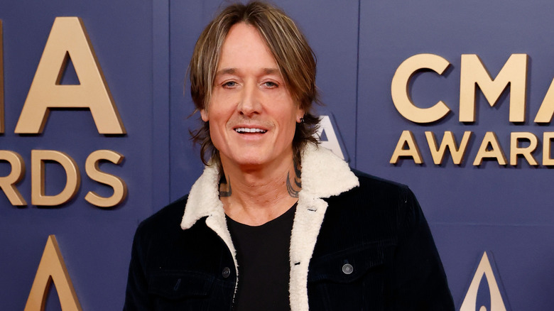 Keith Urban, smiling on red carpet