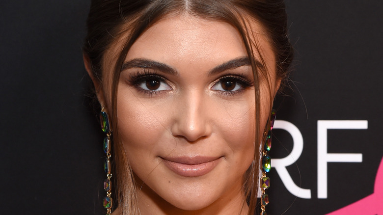 Olivia Jade Giannulli smiles on red carpet