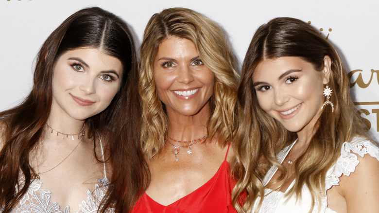 Olivia Jade with her mom and sister, all smiling