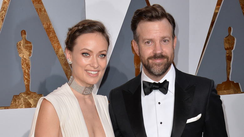 Olivia Wilde and Jason Sudeikis posing on the red carpet