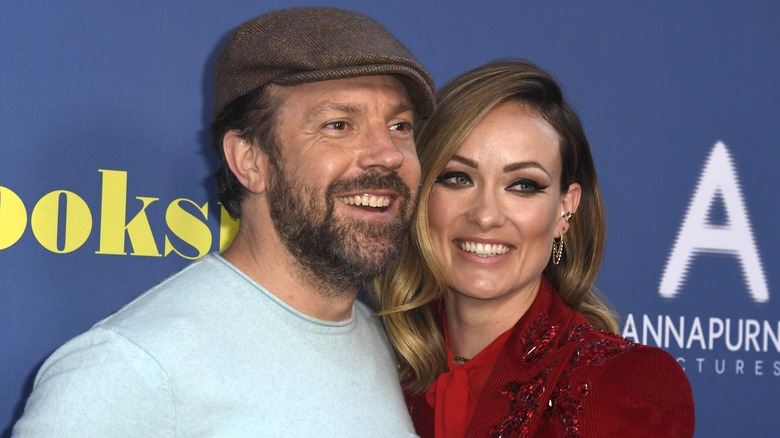 Olivia Wilde huges Jason Sudeikis on red carpet 2019