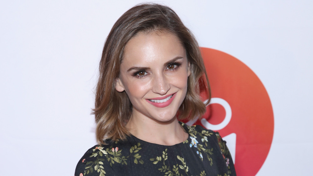 Rachael Leigh Cook smiling