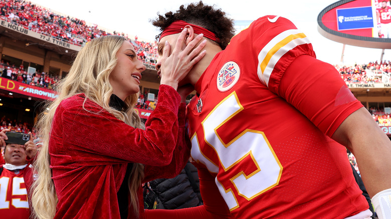 Patrick Mahomes and Brittany Matthews pose 