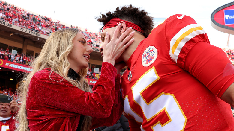 Patrick Mahomes kisses Brittany Matthews