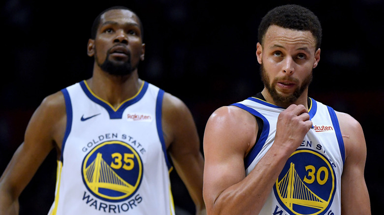 Kevin Durant, Steph Curry pulling vest