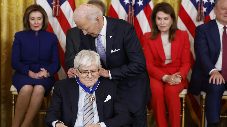 Phil Donahue receives medal from Joe Biden