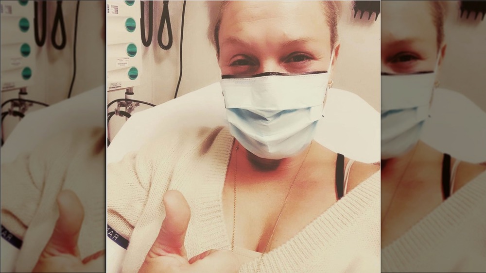 Pink's selfie with a mask and thumbs up