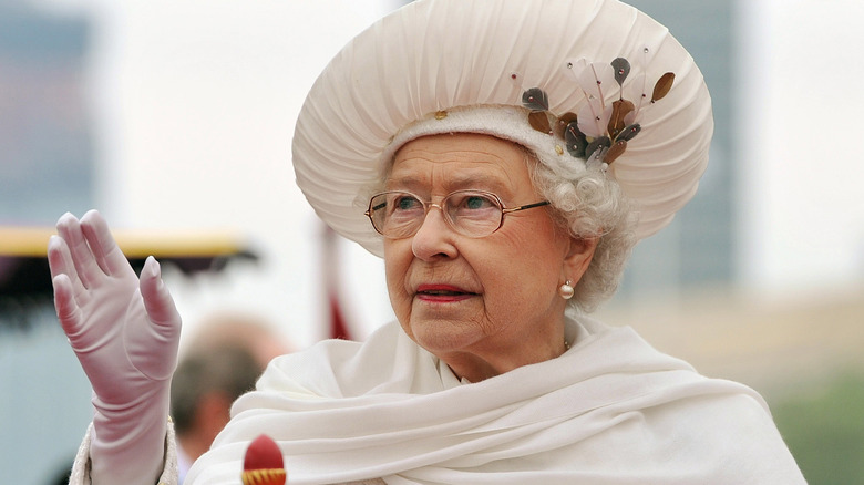 Queen elizabeth waving on palace balcony