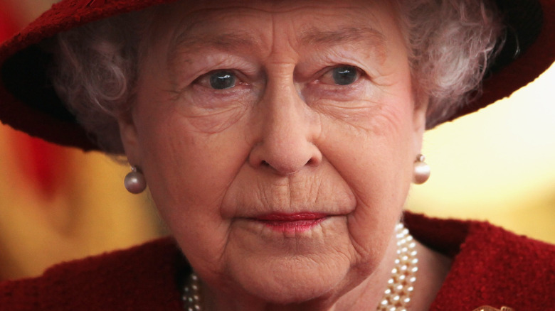 queen elizabeth II preparing for a meeting 