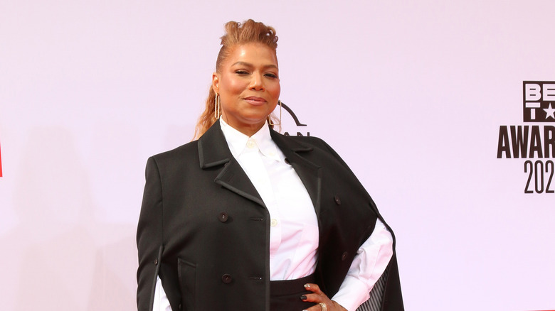 Queen Latifah poses with hand on her waist