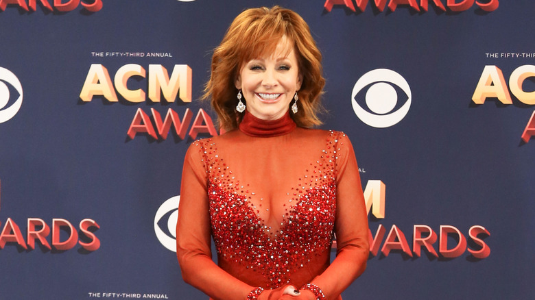 Reba McEntire re-wearing her red dress for the 2018 ACM Awards.