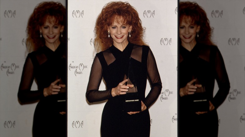 Reba McEntire posing at the 1994 AMAs.