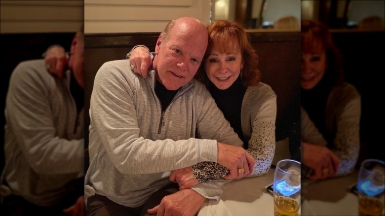 Rex Linn and Reba McEntire sit together