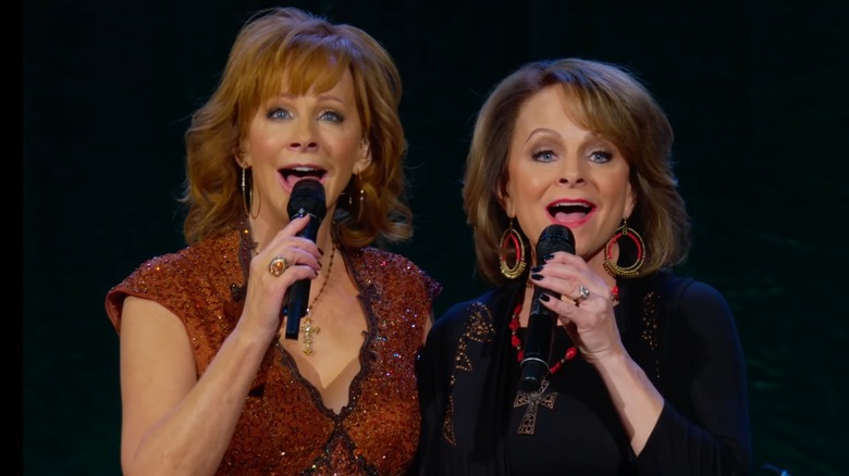 Reba McEntire and Susie McEntire-Eaton performing