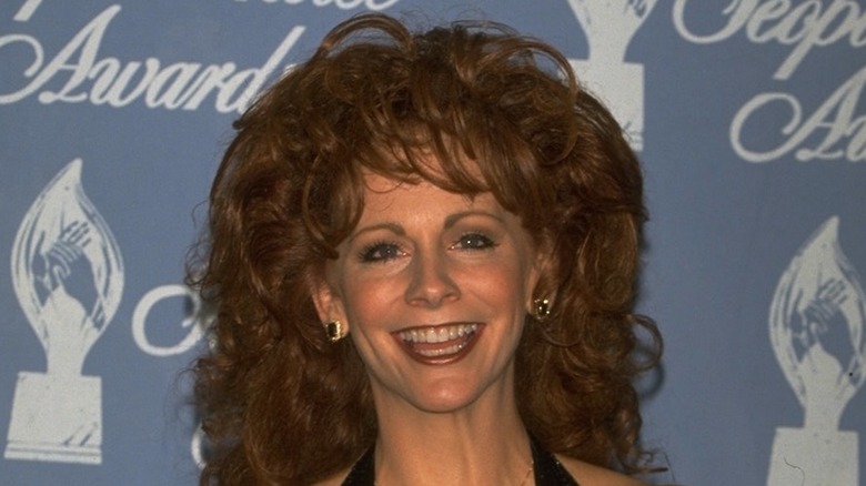 Reba McEntirewith huge chestnut hair at the People's Choice Awards