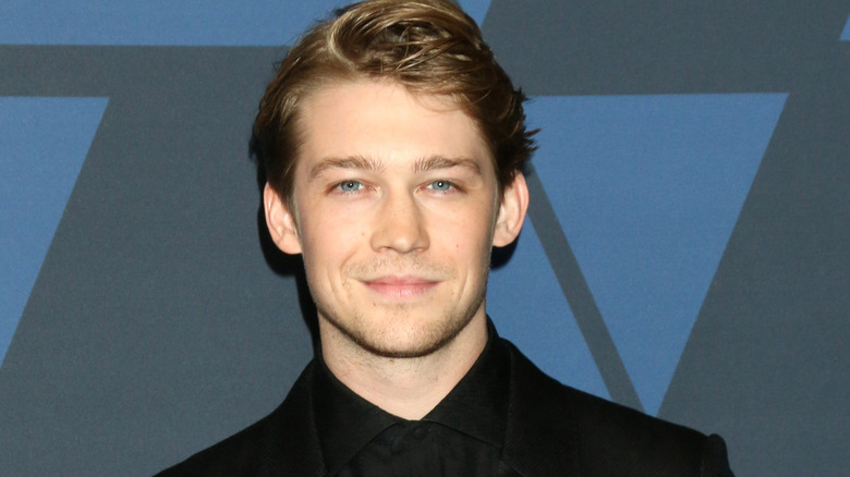 Joe Alwyn posing for cameras