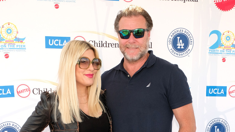 Tori Spelling and Dean McDermott smiling