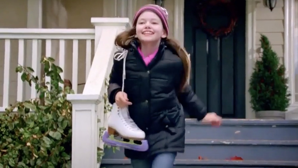 Mackenzie Foy running in a Ross commercial