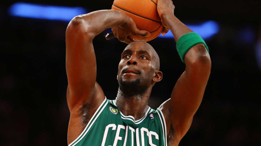 Kevin Garnett playing basketball