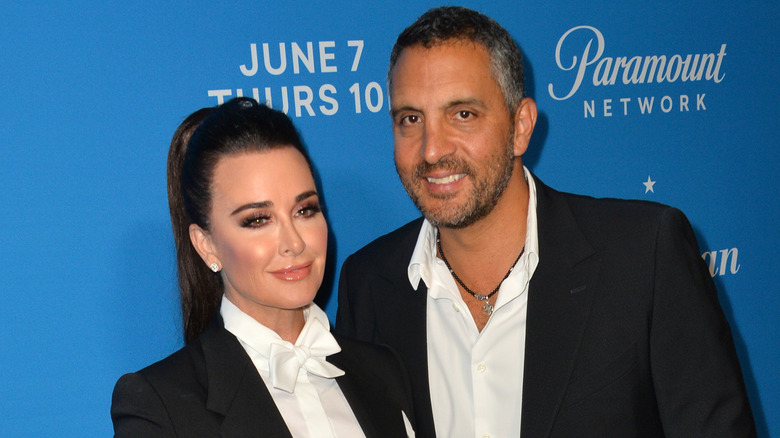 Kyle Richards and Mauricio Umansky on a red carpet