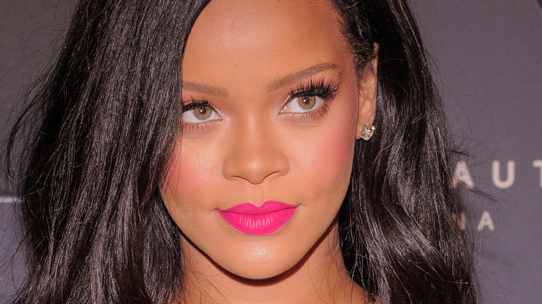 Rihanna pink lip straight hair