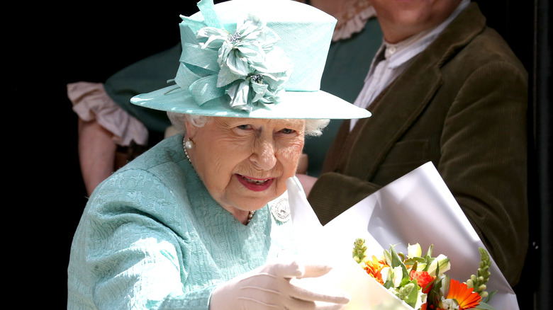 Queen Elizabeth in blue with flowers