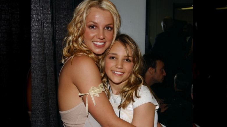 Britney Spears hugging Jamie Lynn Spears in 2003