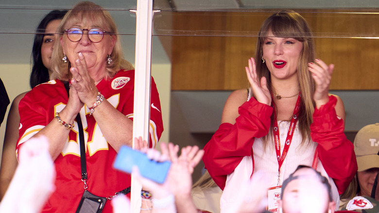 Donna Kelce, Taylor Swift clapping