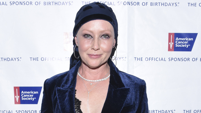 Shannen Doherty in black headwrap, posing