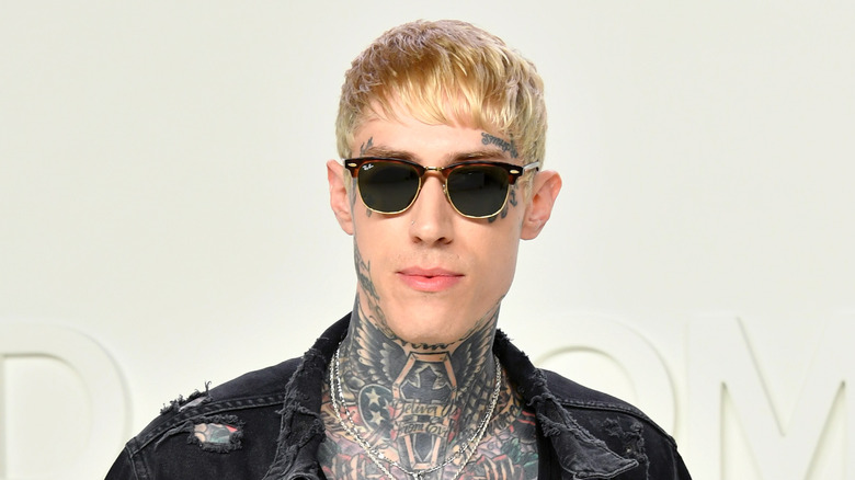 Trace Cyrus posing sunglasses